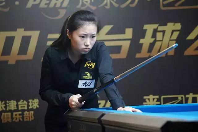 这名男子摇 这名男子摇