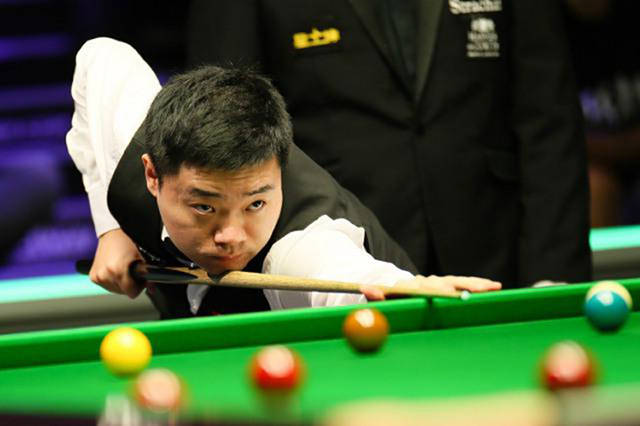 足球赛场上 足球赛场上